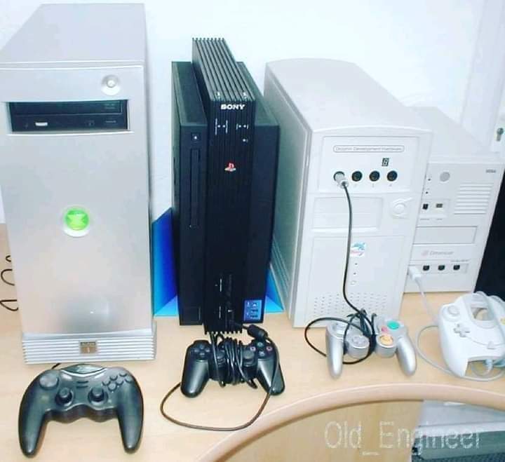 Dreamcastalive's tweet photo. Os curiosos kit de desenvolvimento da 6ª geração de consoles 🎮

>Xbox, play2, Game Cube, Sega Dreamcast 🌀
#dreamcast #sega #retro #SonicTheHedgehog https://t.co/Erm97Jium0