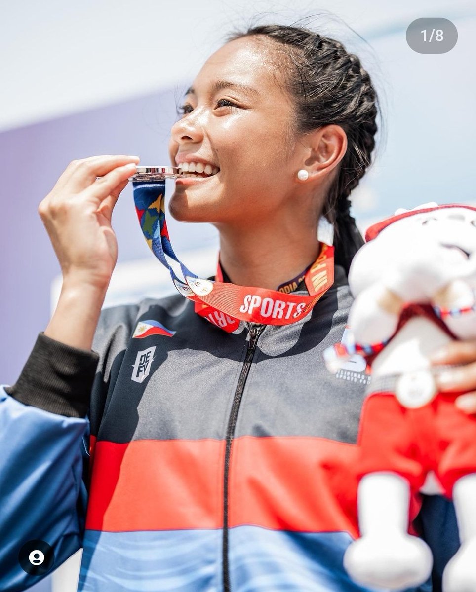 SiCheskaBa's tweet photo. NONE OF U BITCHES TOLD ME THE GLASSES GIRL IN THAT MCDONALDS PH COMMERCIAL WAS A GOLD MEDALIST NINJA WARRIOR??? https://t.co/rSvxkgjlZV