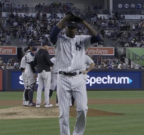 BaseballWRLD_'s tweet photo. No way this loser still clapped at the crowd after giving up 10 runs😭😭 https://t.co/xLtFyDHjM9