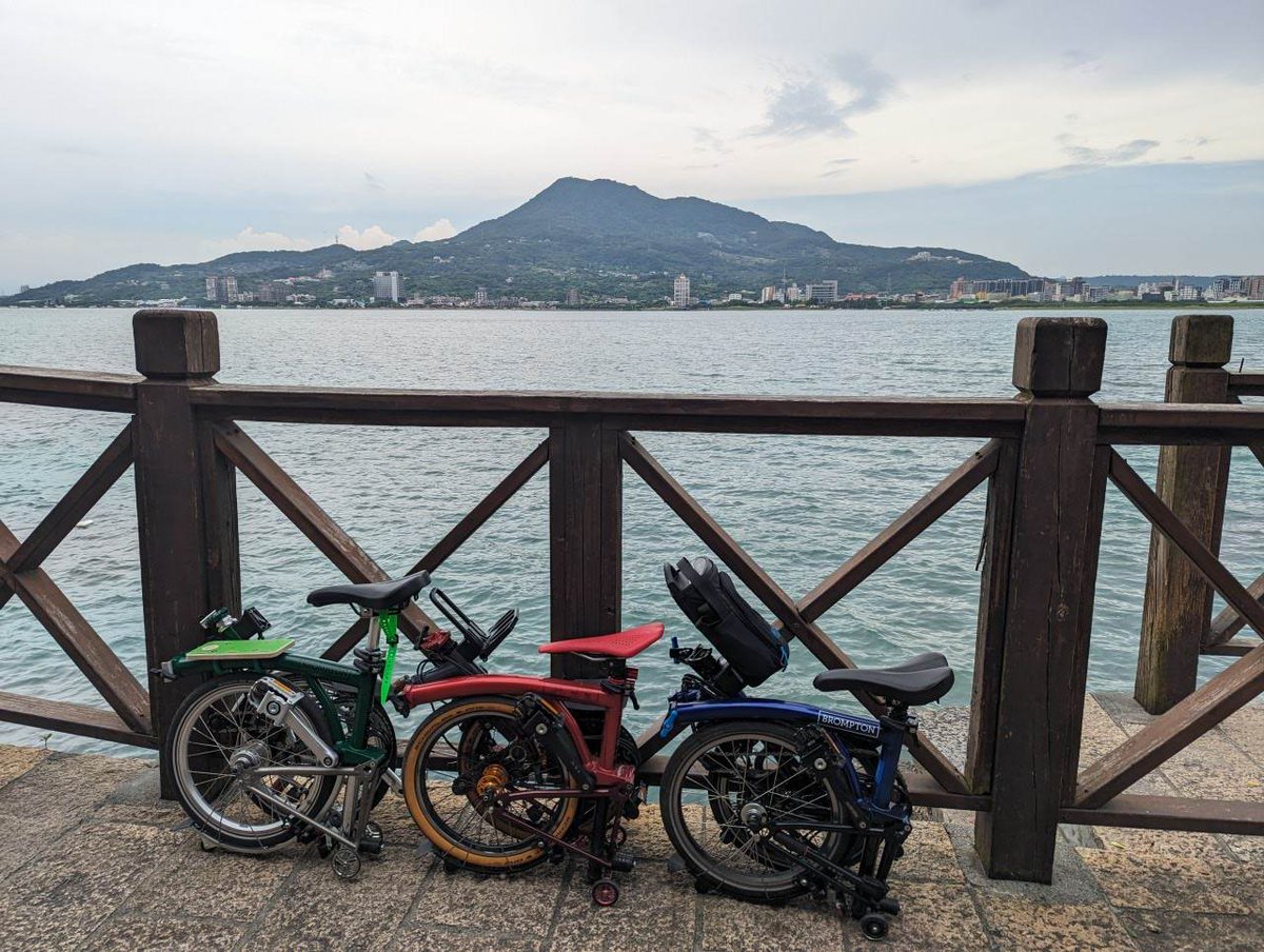 BIKEgangUK's tweet photo. https://t.co/Jwbe3ov6r3
#Brompton rides shotgun Boeing 747 π
No worry, only for photos, stored in lock compartment during flight.
#BIKEgangStore #BIKEgang #BromptonLife #BromptonMODs #BromptonSociety #MyBrompton #BromptonWorldTravellers #PlatformB https://t.co/uoydcsc1X2