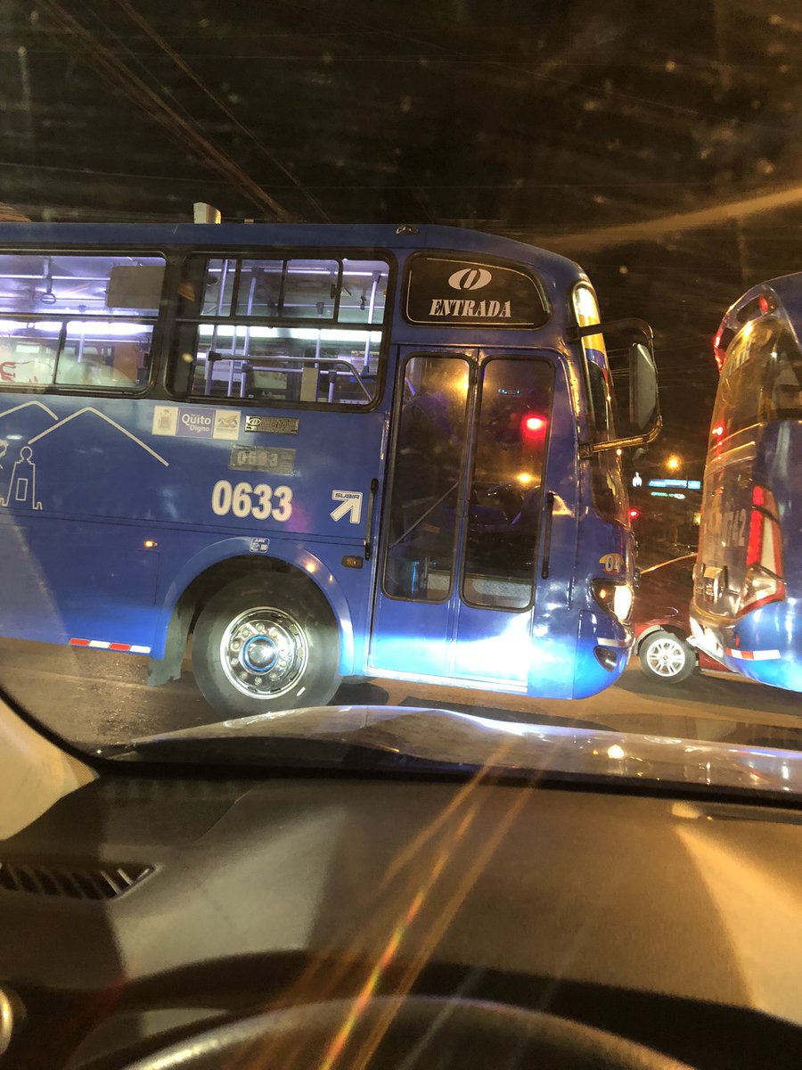 CataEmme's tweet photo. Señores @AMT_Quito en el obelisco de Cotocollao los buses ya no respetan las señales verticales de tránsito durante las últimas semanas. Se acostumbran rápido los choferes y ningún agente presente https://t.co/NrpUcfJ6Pf