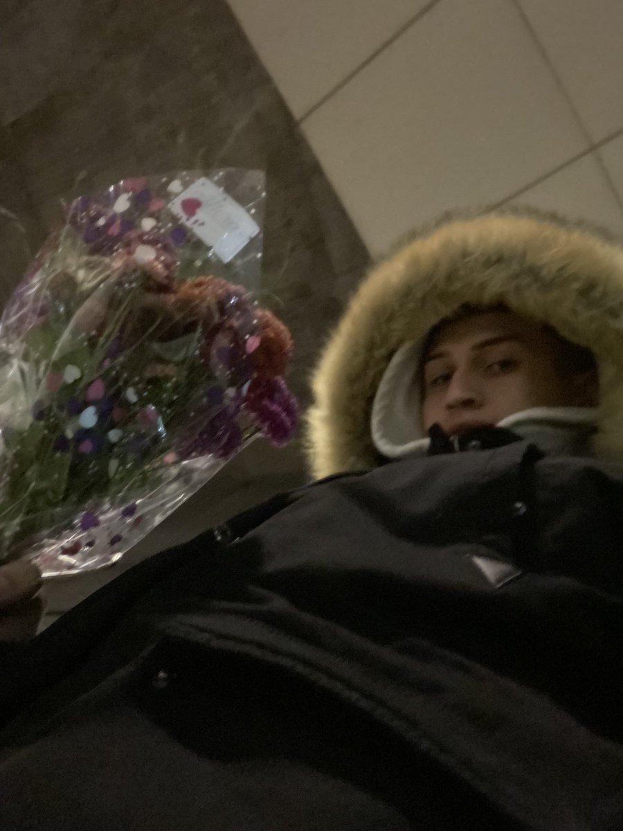 josecitooo8's tweet photo. yo si te fui a buscar al trabajo con un ramo de flores 💐⚡️🫶🏽 https://t.co/3ruR36Uj9K