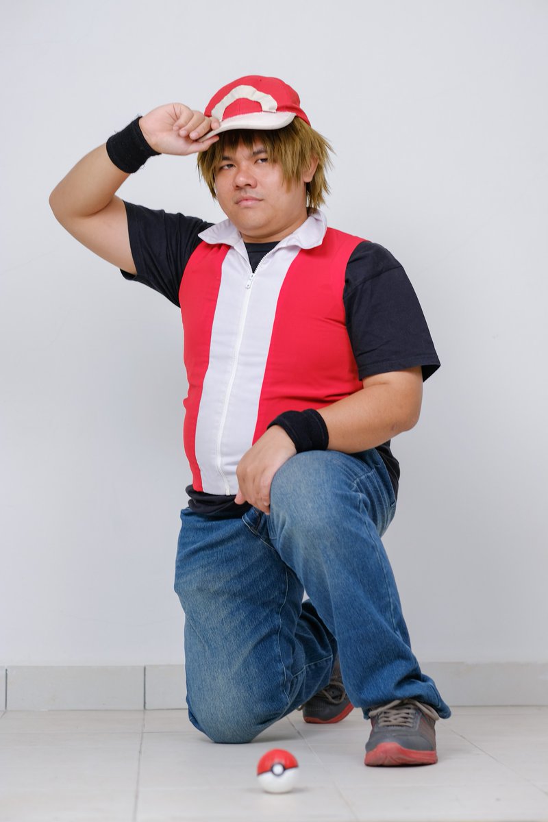 FAT8893's tweet photo. レッドのコスプレの進歩にとても満足しています。 あとは黄色い袋だけ残して完成です。 

#ポケットモンスター #レッド 
#ポケットモンスター赤 
#ポケットモンスターファイアレッド 
#コスプレ #ポケモンコスプレ #マレーシアのコスプレ https://t.co/FB4Pqgga7E