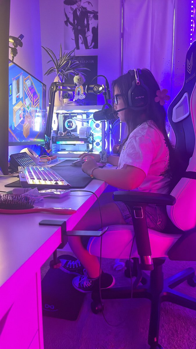 twistedvixxen's tweet photo. My daughter Brooklyn is taking over my stream for a bit! Come show her love. She’s super excited to stream on @kick with me next to her ofc. #kidstreamer #minime https://t.co/nCcVI7CPzE