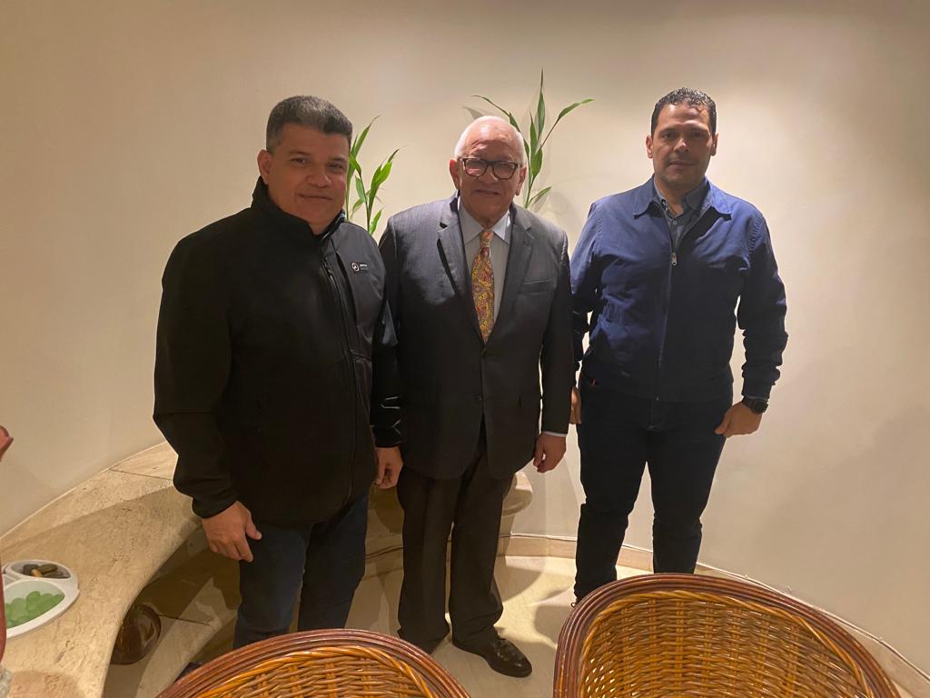 adbernabe's tweet photo. Grata reunión con los buenos amigos y aliados políticos, @luisparrave de @pr1merove y @JCAlvaradoVzla de @Copei_Partido, trabajando y trazando estrategias de acción. Coincidimos en la necesidad de integración de ideales constructivos por la dignificación de la democracia. https://t.co/sF0R5ajJDj