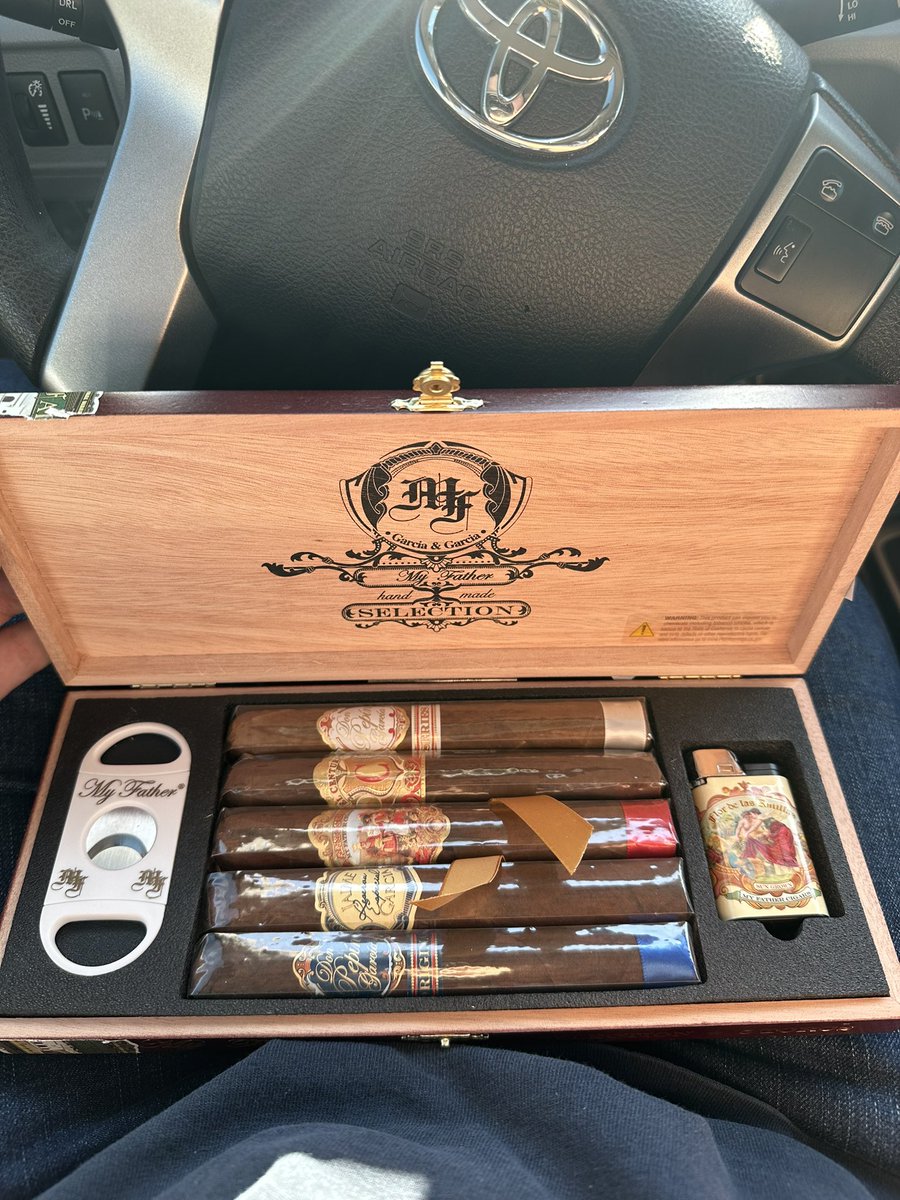 bt_cigars's tweet photo. Can’t wait to smoke through these🤤

@MyFatherCigars https://t.co/BkxnTaHAw6
