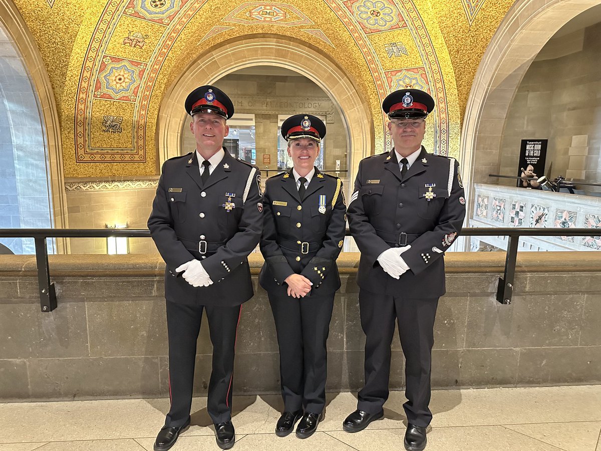 Tonight, Acting Chief Cecile Hammond @CHammond953 attended the Ontario Medal of Bravery Ceremony for Police & Firefighters at Queens Park where Retired S/Sgt Dave Mitchell and PC Mark Burnett were both recognized for their heroic efforts #bravery