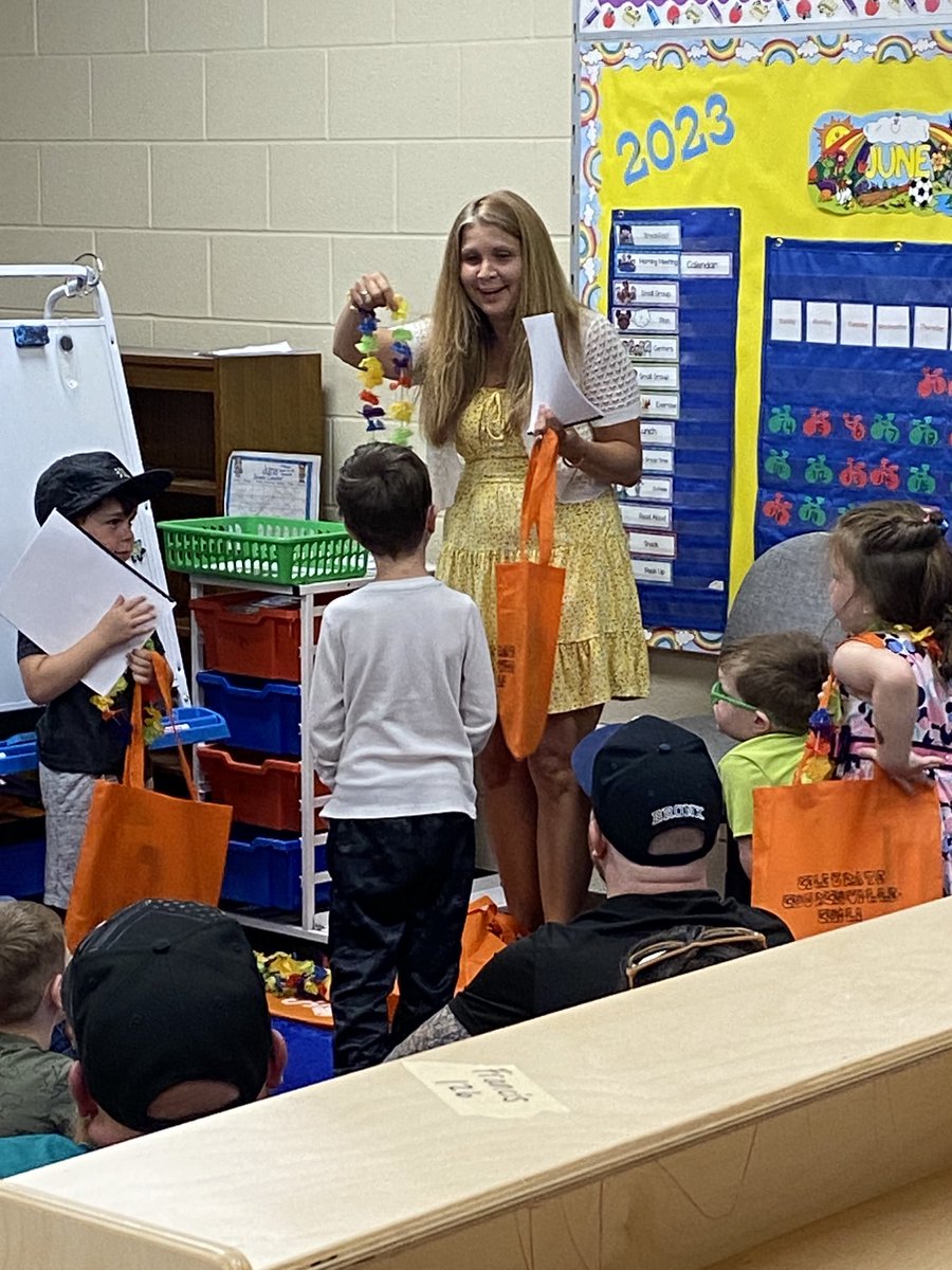 CCCSD_instruct's tweet image. Mrs. Francis celebrates her UPK students at CES!