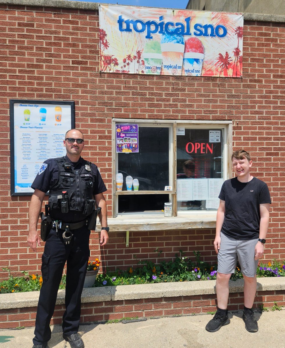 Each week the Storm Lake Police Association 'pays it forward' by donating to businesses as a random act of kindness to pay it forward to our community members.  

We hope someone enjoyed their free snow cones and rounds of mini golf today! 

#StormLakePD
#BeABetterHuman