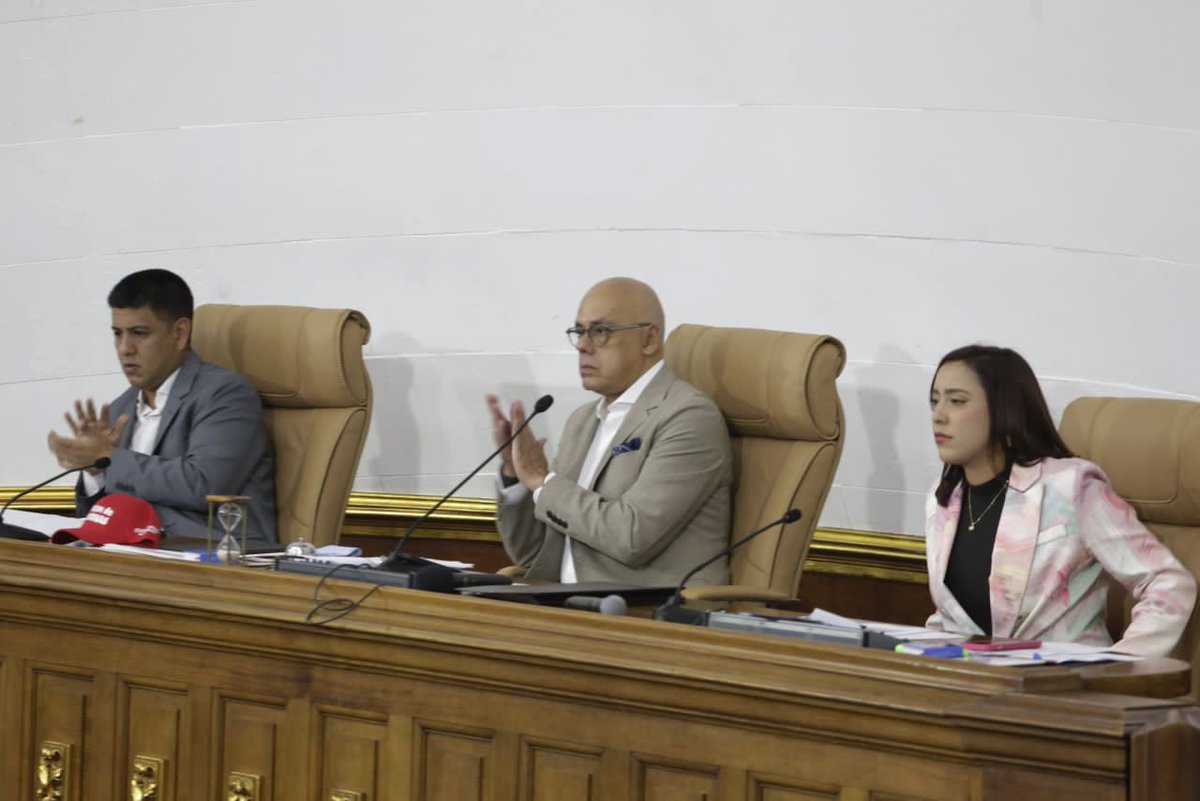 ¡Tenemos Ley Orgánica de los Consejos Comunales! 

Hoy en plenaria de la <a href="/Asamblea_Ven/">Asamblea Nacional 🇻🇪</a> quedó aprobada la Reforma de la Ley Orgánica de Consejos Comunales en presencia del poder popular.

<a href="/jorgerpsuv/">Jorge Rodríguez</a>