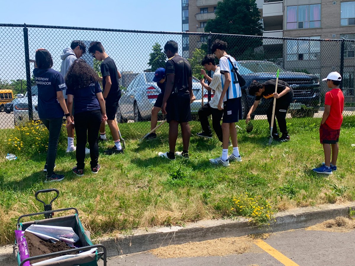 The Green Team and 808 planting sunflower seeds and putting the community garden together, with the help of <a href="/sheridancollege/">sheridancollege</a>. <a href="/FletchersSrPS/">Fletcher's Creek Sr. PS</a> <a href="/dan_ippolito/">Daniel Ippolito</a> <a href="/s___malik/">Ms. Malik</a>