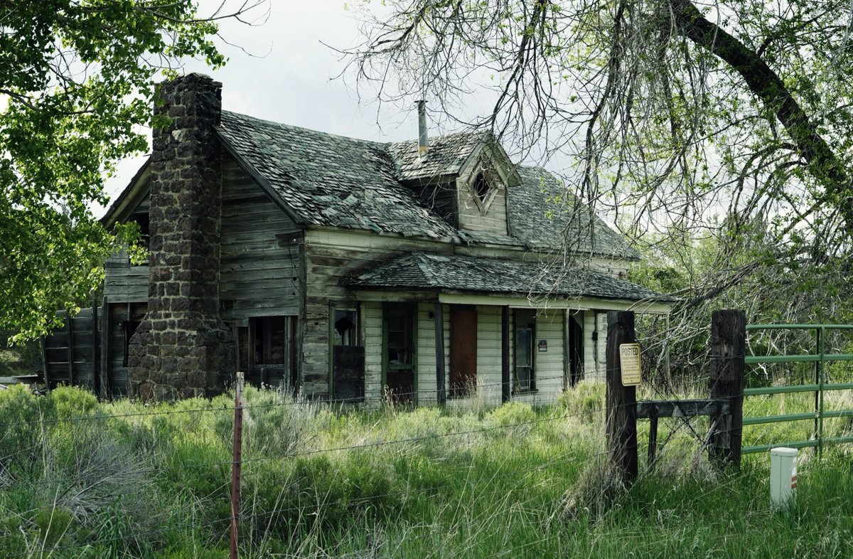 BurroLovesSherk's tweet photo. ¿Qué les parece esta casa? Esta como para tener a un ogro adentro de ella. 5/04/23 https://t.co/wV0DU0A2Iu