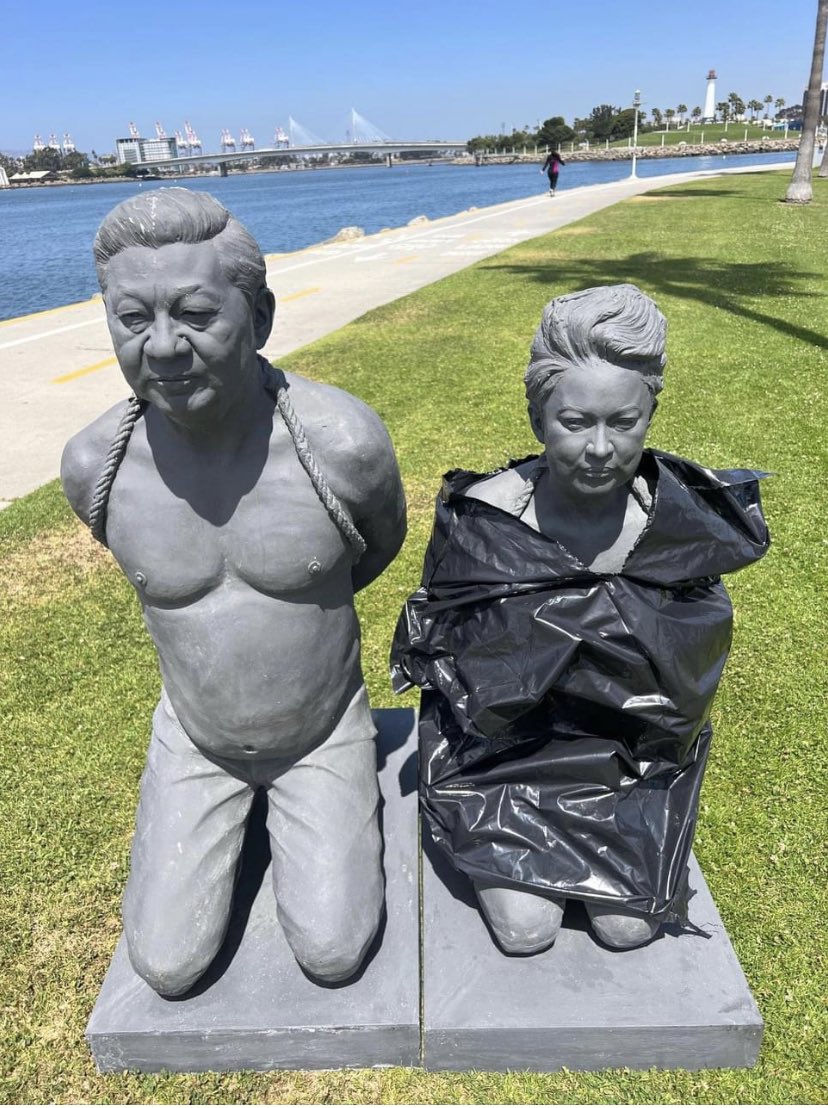 I took this photo in Long Beach, CA. 🤣👇

I was kind to Xi's wife by giving her a plastic bag. 🤣