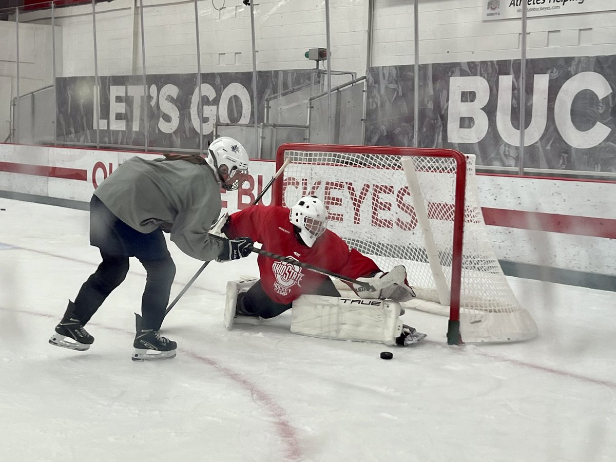 LilleTittle's tweet photo. Having a great time at The Ohio State hockey camp. #OhioState #hockey #girlshockey #goalie #goaliegirl #HockeyTwitter #goaliesaves #Buckeyes #hockeycamp https://t.co/p0hYSeX7z4