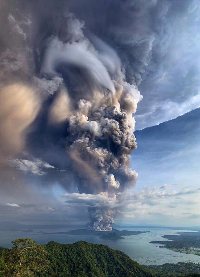 jaimessincioco's tweet photo. The 12 Jan 2020 Phreatomagmatic Eruption of Taal Volcano w/17 to 21- km high plume causing disruption to activities of surrounding populations.Status was raised from Alert Level 3 to 4 &amp; evacuation expanded within base surge hazard zone to 14-km radius-Dante T. Pamintuan's Photo https://t.co/9AIWvpHsX3