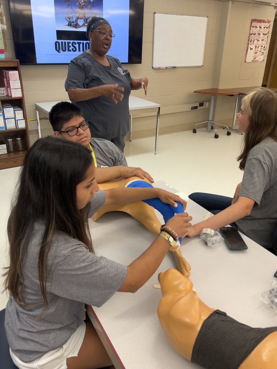 BoilerVetCamp's tweet photo. Some one-on-one help from Dr. Johnson
#TeamDude 🕶️ #PUCVM #LifeAtPurdue #BVC https://t.co/R9UD9xBCQ6