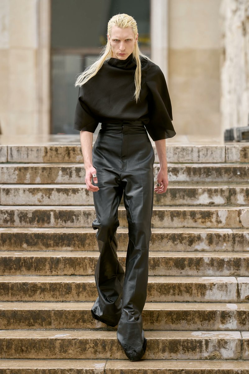 mistertailer's tweet photo. Rick Owens 2024SS パンツのデザインに目が止まる。ハイウェストで、フレアシルエット、レングスの長いパンツが、縦に長いシルエットを強調して、トップスにシンプルな服を着ても、存在感が際立つ。その存在感を、ブラックカラーの生地がさらに強調する。

https://t.co/3qpJzJKcsl https://t.co/wnYXcf7dhz