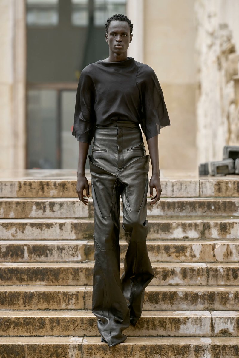 mistertailer's tweet photo. Rick Owens 2024SS パンツのデザインに目が止まる。ハイウェストで、フレアシルエット、レングスの長いパンツが、縦に長いシルエットを強調して、トップスにシンプルな服を着ても、存在感が際立つ。その存在感を、ブラックカラーの生地がさらに強調する。

https://t.co/3qpJzJKcsl https://t.co/wnYXcf7dhz