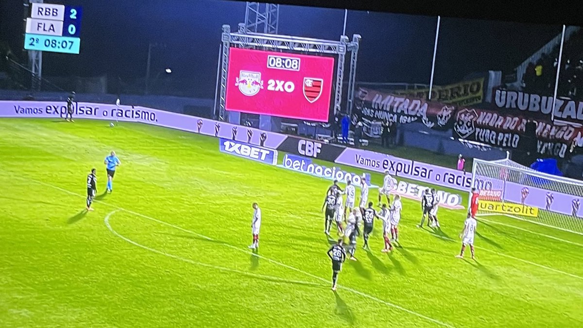 Toda vez que assisto jogo do Bragantino eu fico pensando que um dia vão hackear esse telão gigante aí pra colocar um pornozao ao vivo