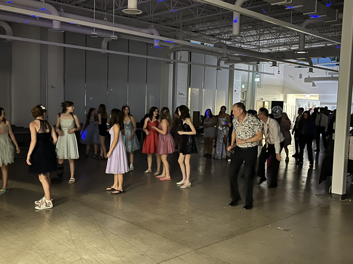 Cowpernicus's tweet photo. @APSMustangs Grads having a blast @northstar_high tonight for an amazing graduation dance!  Thanks Wolves for taking in our pups! https://t.co/EuXuOW7YSI