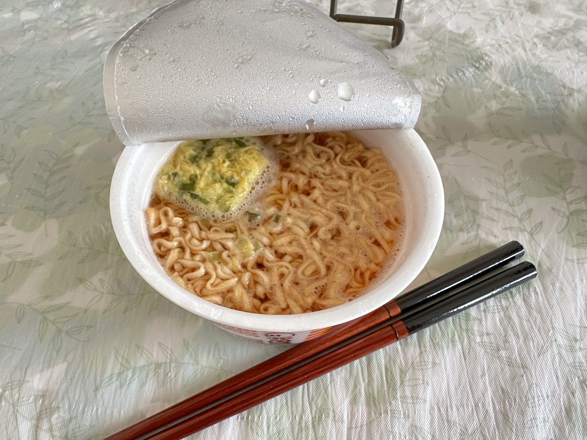 前に夜都に買ってもらったチキンラーメン食べる