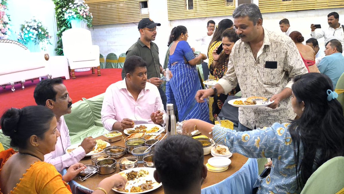 Deepakthakur_1's tweet photo. Under #Modi@9 campaign under the Leadership of Smt @VidyaThakurBJP ji we had #Tiffin Meeting at Ajanta Hall along with #TeamGoregaon
@Dev_Fadnavis
@ShelarAshish
@BJP4Maharashtra
@BJP4Mumbai
@Jaiprak67394001
@AbhijitSamant9
#9YearsofModiGoverment
#9YearsOfSeva https://t.co/3OryPCZnHV
