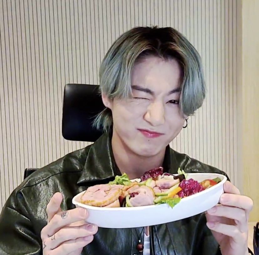 jk__06130901's tweet image. 저는 일본인ARMY입니다.저번에 종국이가 라이브로 얘기했던 오리고기 샐러드 관련해서 알려주세요. 옛날 라이브에서 그가 먹던 것과 같은 것 같은데, 그 가게가 어딘지 아세요?곧 한국에 가기 때문에 꼭 그 가게의 샐러드를 먹고 싶어요.가르쳐주세요.

#한국ARMY 알려주세요