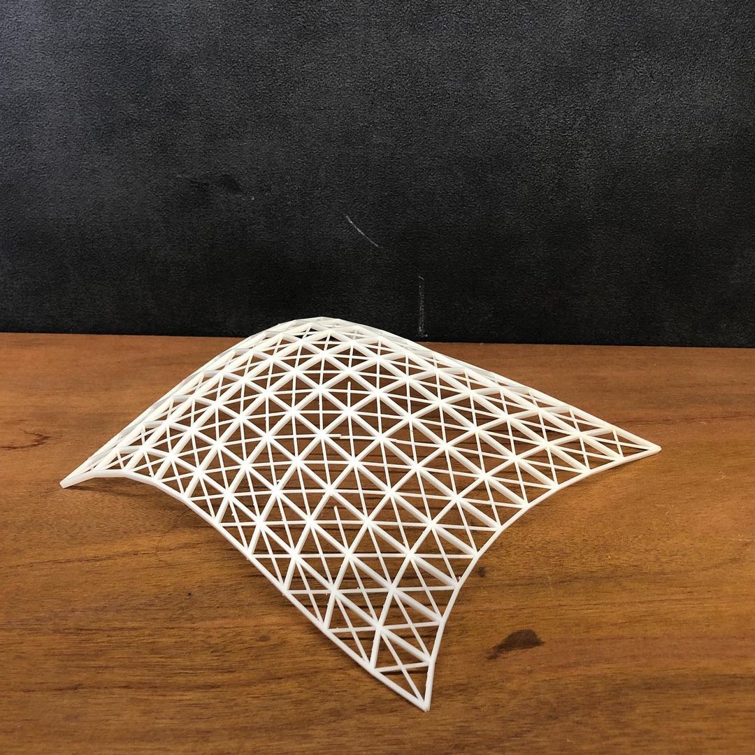 NOVAS_lambda's tweet image. 今週は通常の構造模型サンプルを紹介します！

①鉄骨グリッドシェル
曲面形状の複雑な形状をした模型です。
20cm×20cmの模型でスプレー塗装で赤色に仕上げています。
←塗装後 塗装前→

#NOVAS #構造設計 #構造模型 #3dprint #3Dプリント