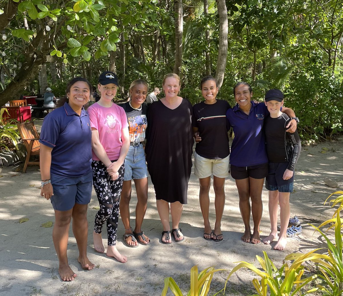 ⁦Barefoot Manta in the Yasawas. Swam with mantas, saw incredible reefs,went night snorkelling, but the highlight was these amazing marine biologists - all USP grads. Bella, Filo, Tee &amp; Luisa - the bright future of Fiji’s marine science ⁦<a href="/BenD_NZ/">Ben Darlow</a>⁩ ⁦<a href="/eleaaaasi/">gwyn 🌬</a>⁩