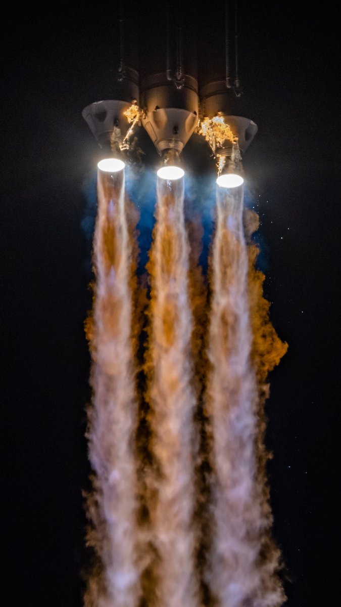 A closer perspective of this morning's Delta IV Heavy launch for the @NatReconOfc. Each Delta IV Common Booster Core (CBC) is equipped with an @AerojetRdyne RS-68A engine, providing 9300kN of combined thrust on the first stage of the rocket! #NROL68 #ULA @torybruno 
-@NSS