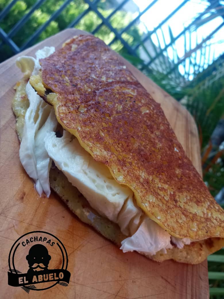 user28101999's tweet image. mi papá renunció en la empresa donde hizo vida laboral durante años y se puso a vender cachapas, lleva una semana siendo todo un éxito🧑🏻‍🌾 mi hermana y yo lo estamos apoyando full full❤️ y un RT de ustedes nos ayudaría a tener más alcancé en el pueblito✨