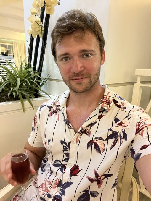 Champagne got me feeling great 🥂 cheers and have a wonderful weekend everyone 😊 https://t.co/0EYILev