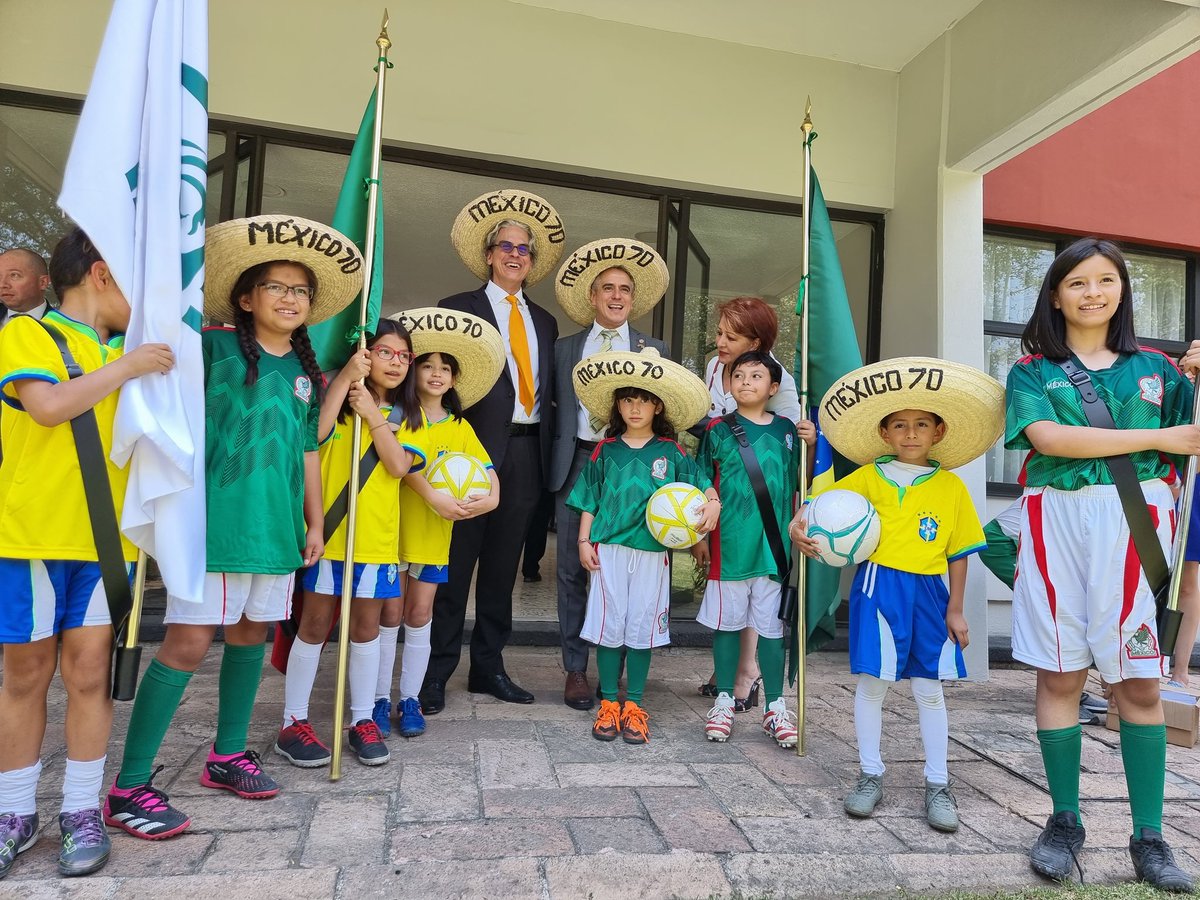 CISS_org's tweet photo. Gracias a @guerrerogmx de @Tu_IMSS, a la @SRE_mx, al Embajador de @BrasilnoMexico, Fernando Coimbra, Dorian Rommens, Coordinador de Ciencias Humanas de la @UNESCO, así como al Dr. Juan Sotelo, Representante en México de la @OPSOMSMexico por acompañarnos a inaugurar la habitación 0️⃣1️⃣ de O Rei *Pelé* en los días que el astro brasileño la ocupó en su estancia para la final de la 🏆 del Mundial  de ⚽️de México 70’

🇧🇷🤝🇲🇽