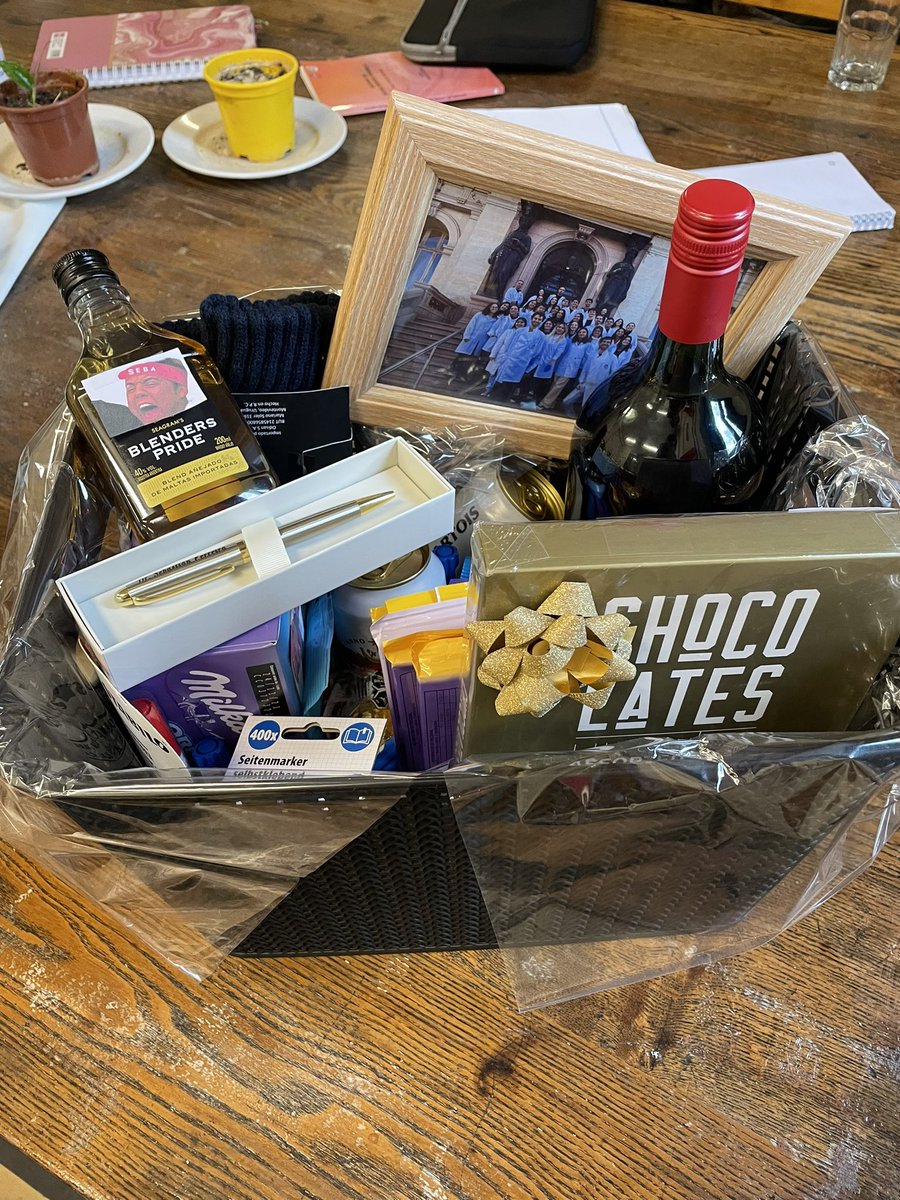 Sebassebas103's tweet photo. @pga____ @FiorellaLegnan1 Obsérvate eso!!! Whisky + cervezas + vino + chocolates + y la lapicera grabada 🥹🥹🥹 https://t.co/ZC5uB9P5P3