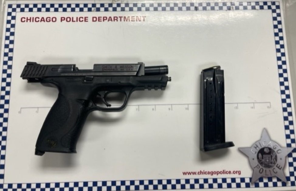 ChicagoCAPS15's tweet photo. Team 1561 observed the offender with a firearm in his pocket. The offender was apprehended after a brief foot pursuit, and the weapon was recovered. #InThisTogetherChicago #Team1561 https://t.co/sE2h3I4Dc6