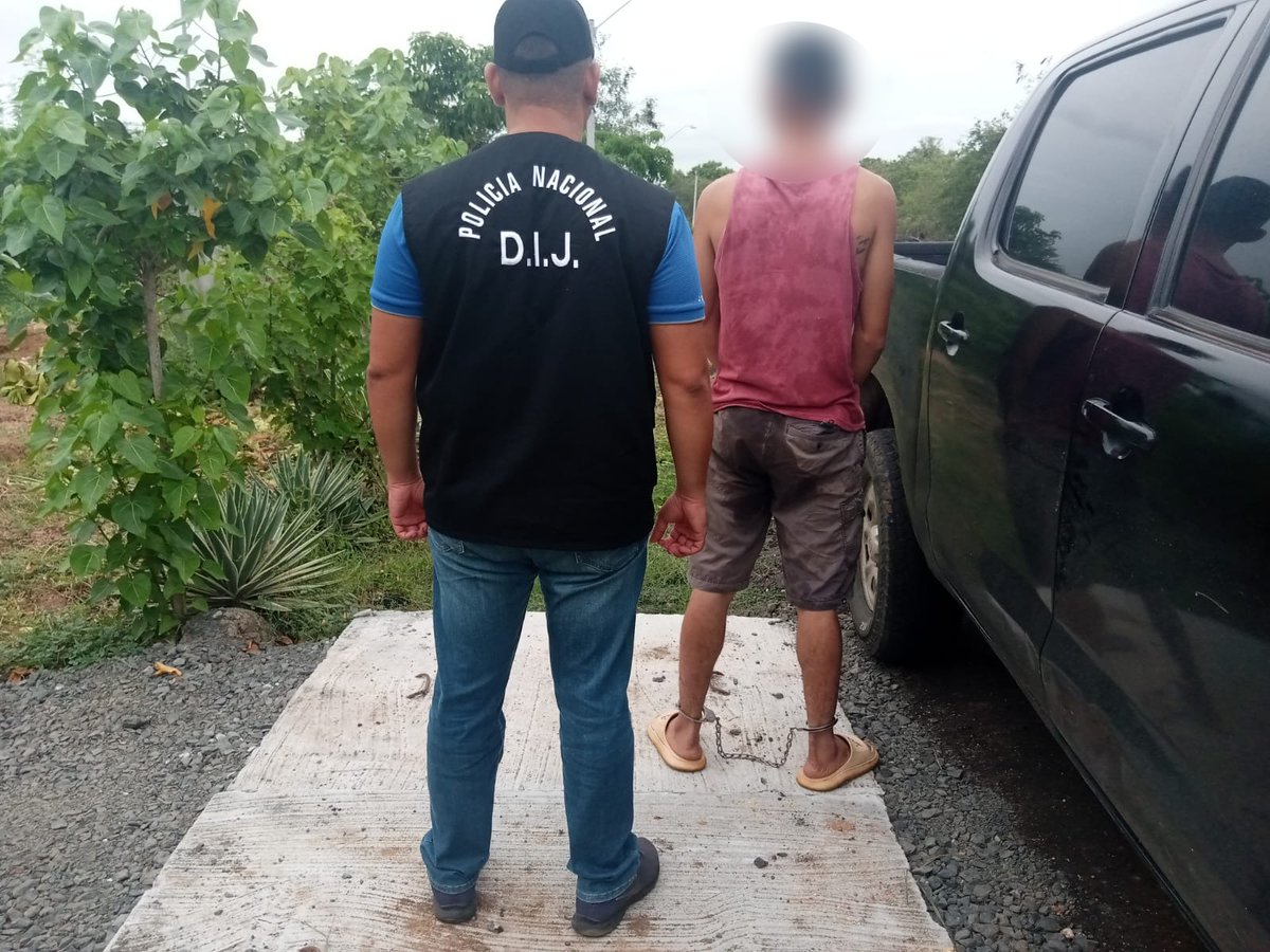 policiadepanama's tweet photo. #LosSantos | Unidades de la #DNIJ aprehenden en la provincia de Los Santos, a un hombre de 26 años, por su presunta relación a investigaciones por el delito Contra el Ambiente en la modalidad de Delitos Contra los Animales Domésticos. #SinTregua https://t.co/Us60pZt0du
