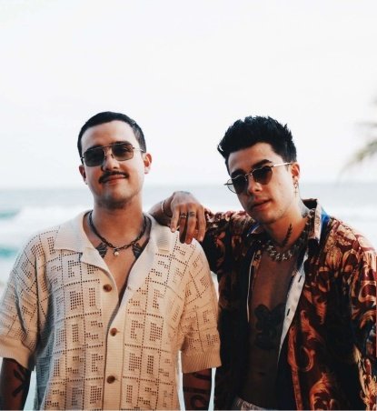 No sólo la sangre los une, el amor por la música hoy ha dado como resultado un tema que pretende llegar a nuevos géneros y traspasar fronteras. El DJ #1 en México <a href="/mrpigmx/">bautista.wav</a> y <a href="/mariobautista_/">MB</a> nos presentan #Ibiza  una mezcla única de influencias electrónicas y pop que cautivará.