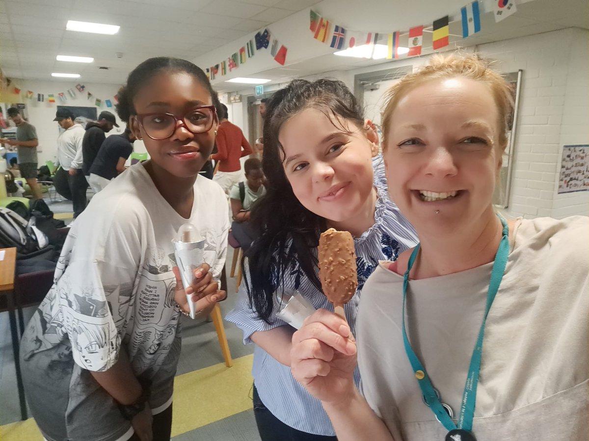 UBICBrighton's tweet photo. Despite the rain yesterday, our students enjoyed some ice creams in order to cool off as the weather is still warm!

It was also the summer solstice which is the longest day of the year. 😊🍦

#kaplan #kaplanlife #kaplanpathways #internationalstudents #studyabroad
#studyinuk https://t.co/voIyXljOQE