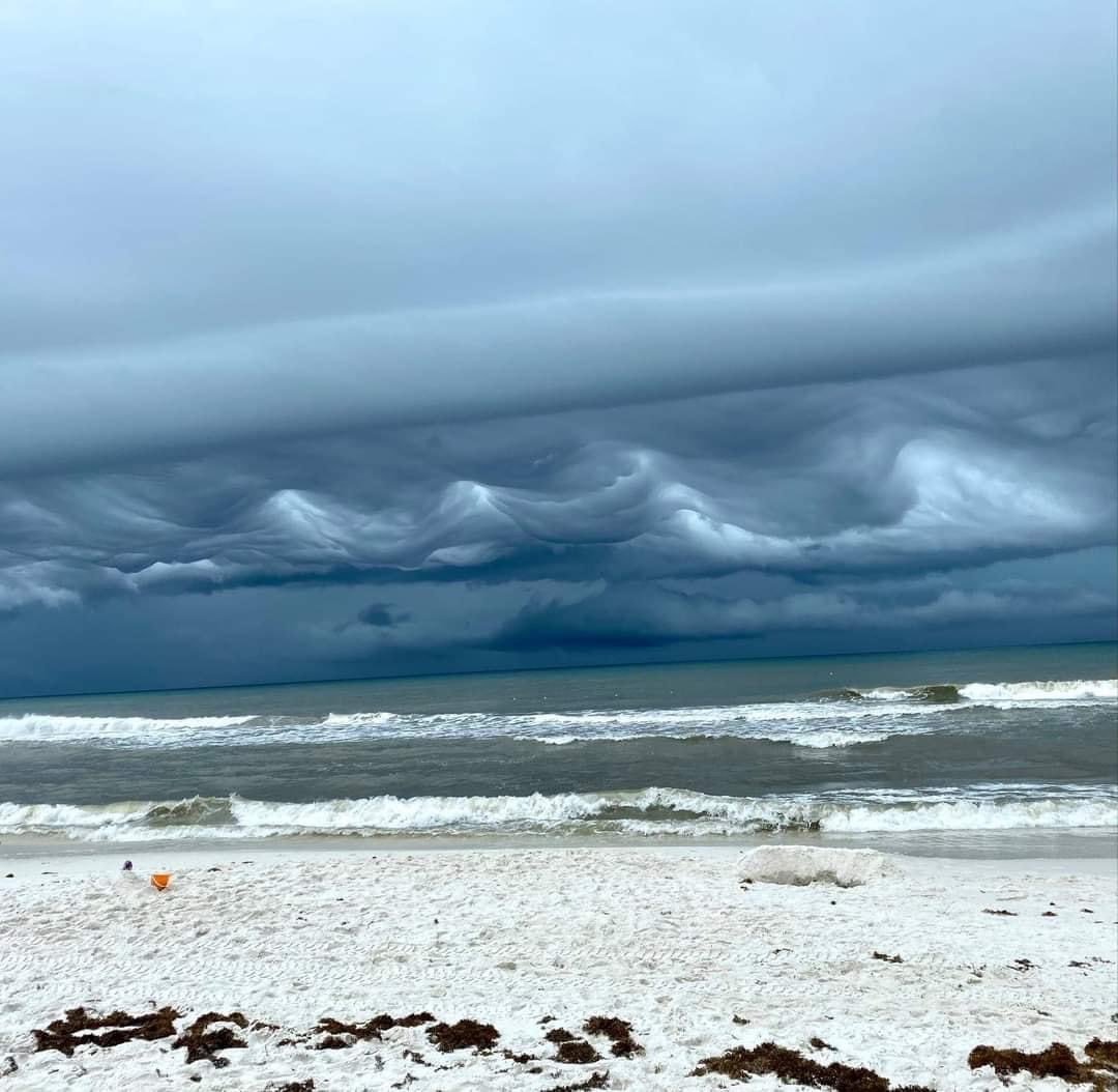earthshakerph's tweet photo. #ESPOD | WAVES IN THE SKY
Throwback 📸 of amazing sight of asperitas cloud, wave-like structure in the underside of the cloud. These were captured over Fort Walton, Florida, by Anna Sanders Carroll on June 21, 2021.
This type was recently added in @WMO's Cloud Atlas in 2015. https://t.co/gHGFiDQvZ5