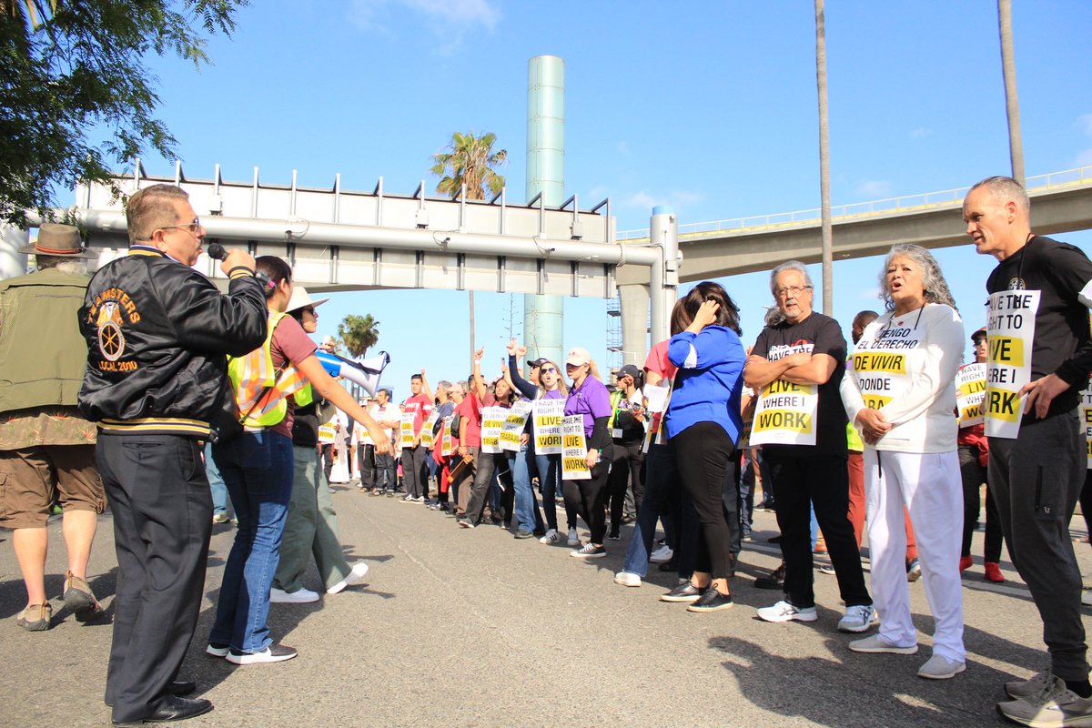 nithyavraman's tweet photo. Los Angeles should be a city that lifts people up, not turns workers away. Solidarity with @UNITEHERE11 https://t.co/02lWFB2JEy