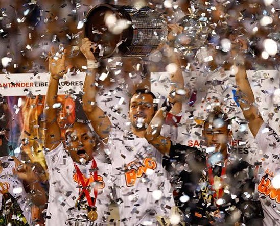 Lucps_33's tweet photo. 22/06/11 
12 anos atrás, Santos era campeão da libertadores . 12 anos se passou, estamos puto com esse time de fracassados e Rueda querendo acabar com Santos.. https://t.co/3KDDJECPF4