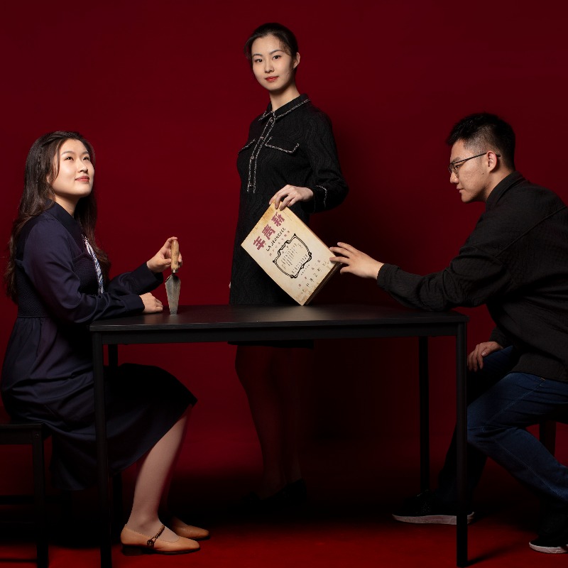 PKU1898's tweet photo. ✨Now on display: #PKUPortraitsofYouth Exhibition✨
Under the theme of "Youth," a collection of portrait photos encapsulates the diverse experiences of 34 unique groups at #PekingUniversity, celebrating the vibrancy and spirit of #Pekingers.❤️#PKU125