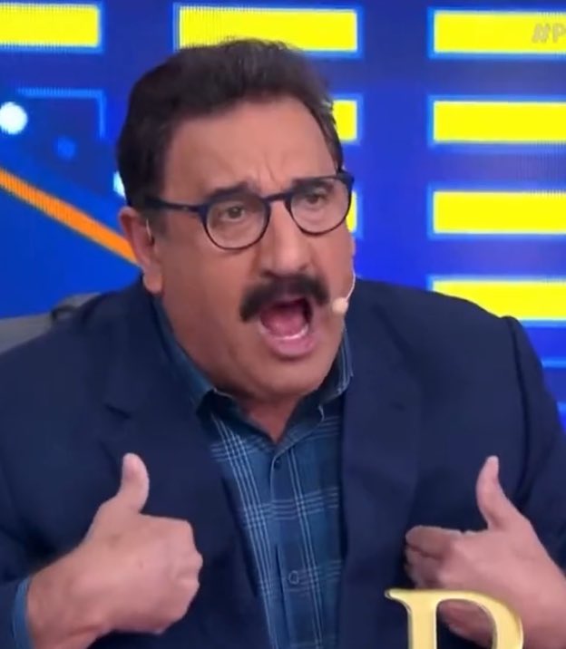 poptime's tweet photo. 🚨 AGORA: Ratinho serve show de preconceito durante seu programa no SBT ao criticar a Parada LGBTQIA+:

“Deixa pra fazer parada gay no sambódromo, deixa a avenida Paulista pra família... Parada gay é outro Carnaval, um Carnaval de vi@do e sapat@o.” https://t.co/apLL3VOsK4
