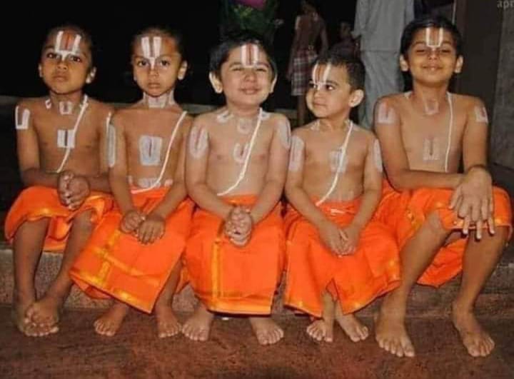 ShriAyodhya_'s tweet image. हिंदू परम्पराओं में विज्ञान कैसे जुड़ा है ??

एक दिन डिस्कवरी पर जेनेटिक बीमारियों से सम्बन्धित एक ज्ञानवर्धक कार्यक्रम देख रही थी। उस प्रोग्राम में एक अमेरिकी वैज्ञानिक ने कहा की जेनेटिक बीमारी न हो इसका एक ही इलाज है और वो है &quot;सेपरेशन ऑफ़ जींस&quot;.. मतलब अपने नजदीकी रिश्तेदारो में…