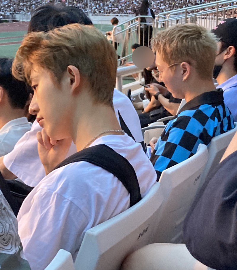 hyunjaemwohae's tweet photo. then another person came. hyunjae and kino greeted that person. op wondered who it was and the person beside op whispered that it was hanbin. https://t.co/s2cDKVBQTH