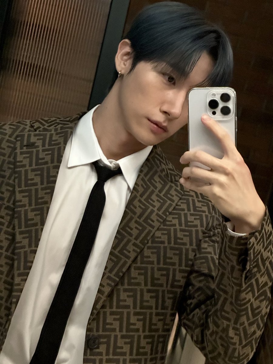 FROMHW2's tweet photo. 아 제보받앗는데 창균이 오늘 입은 수트 전재준 의상이래 https://t.co/GB4Kw7pBXJ