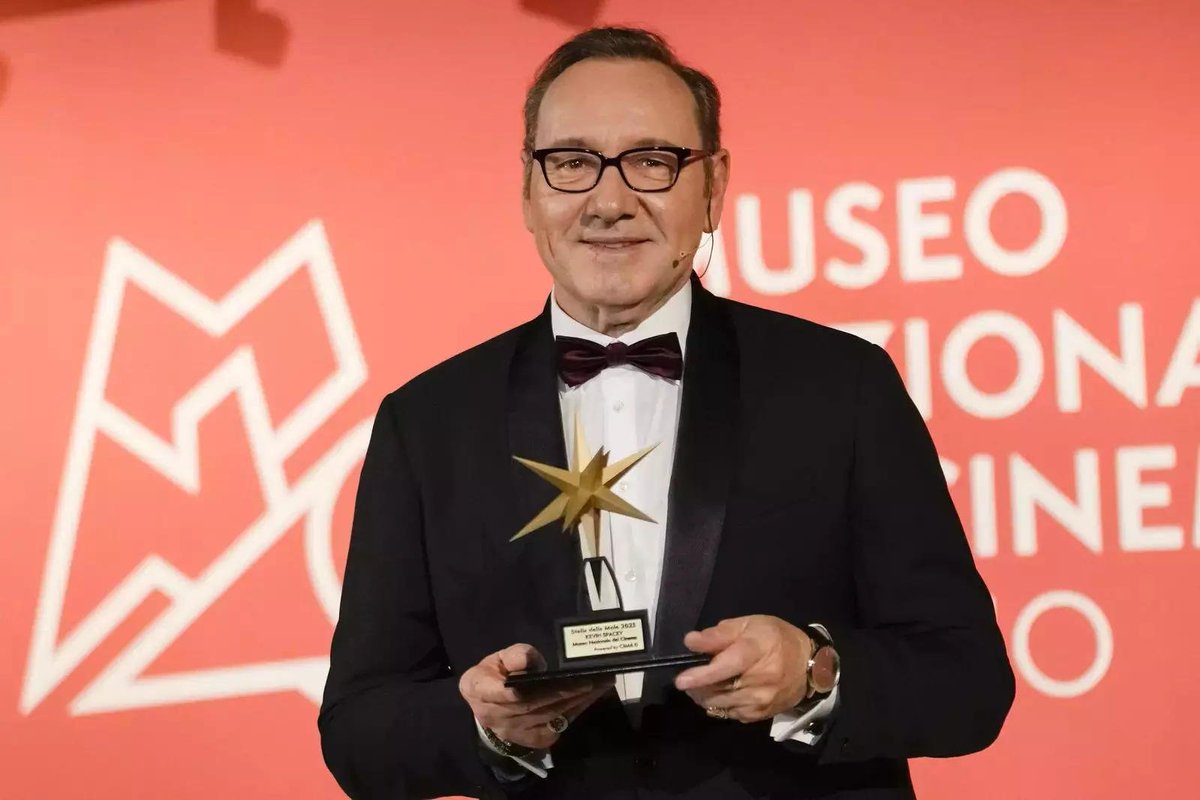quinnflix's tweet photo. Kevin Spacey's Life in Speculation After #Sexual Misconduct #Allegations: Where is He Now? 

https://t.co/josPAV2JEu 
#News https://t.co/5ognqvavDS