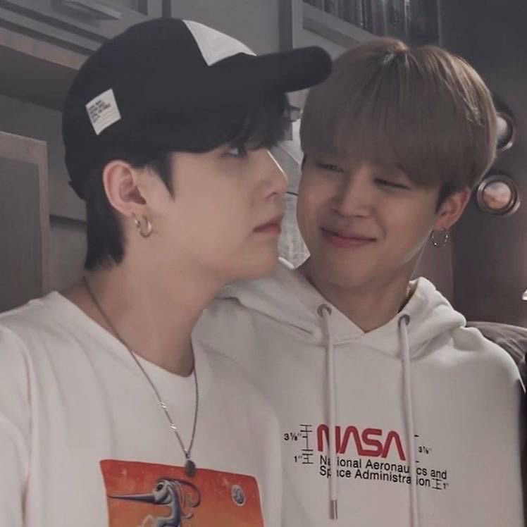 syuminie's tweet photo. yoongi existing 
jimin: 💕🥹💗💝💞❣️💛💖💘💓❤️‍🩹 https://t.co/m42dPdlg1i