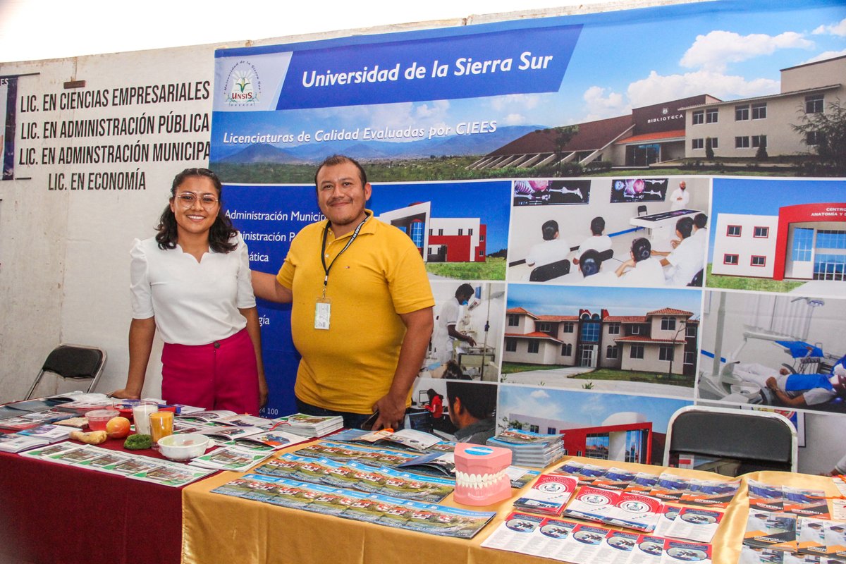 IraAquinoG's tweet image. ¡Ofertas educativas! 🤩 Acompañamos al Presidente Municipal @FMartinezNeri, en la inauguración de la Expo Orienta #SUNEO 2023, que organizó la Secretaría de Bienestar Municipal de #Oaxaca de Juárez y el @SUNEO_Oaxaca.