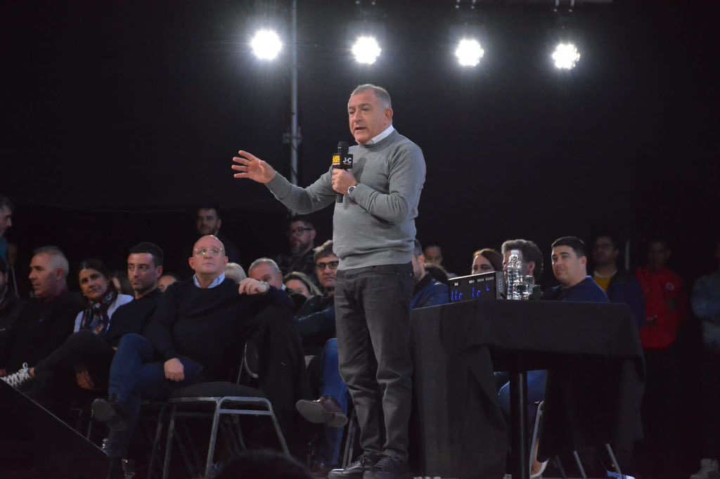 rodrigodeloredo's tweet photo. Cerramos la campaña como la empezamos: juntos y en equipo. El domingo elegimos el casillero 7 para un nuevo tiempo en la provincia. #EsHoraDeJuez #Córdoba https://t.co/PQbMrvyXSP